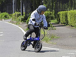 【グラフィット GFR-02 試乗記】ペダル付きで坂道走行が楽に!? 折りたたみ自転車のような電動バイク