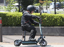 【ブレイズ EVスクーター 試乗記】スタンディングが楽しい!! 公道走行可能な折りたたみ型の電動キックボード