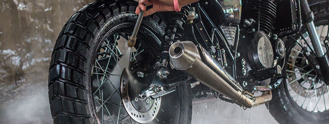 バイク タイヤを洗浄しよう タイヤワックスは使ってもいいの バイクライフをより楽しくさせる グーバイクマガジン バイク タイヤを洗浄しよう タイヤワックスは使ってもいいの バイクライフをより楽しくさせる グーバイクマガジン