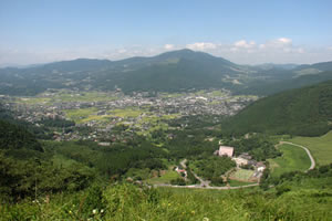 緑にすっぽりと包まれた湯布院町。